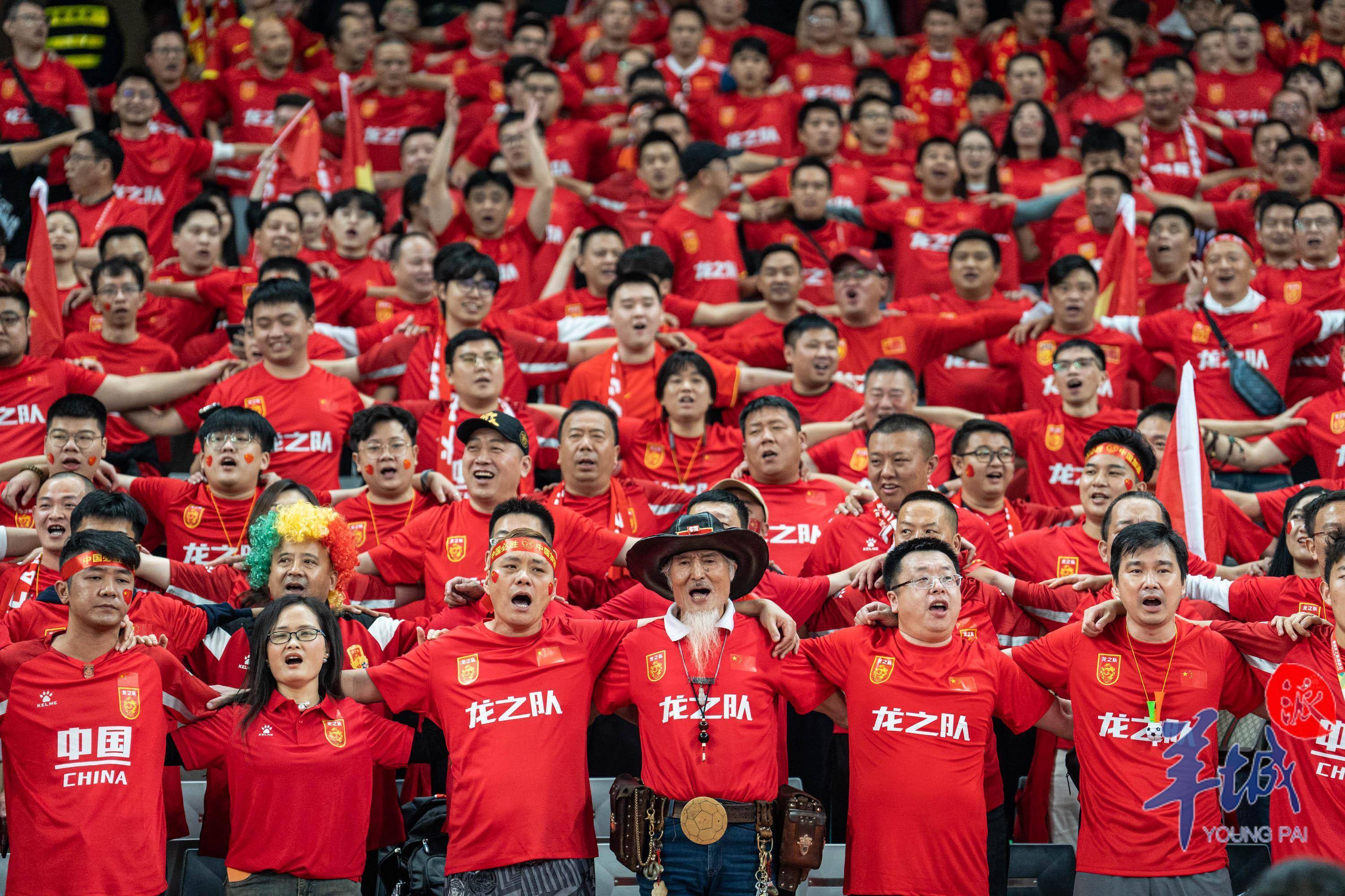 包含球迷热情高涨，欢呼喜悦的场面令人难忘的词条
