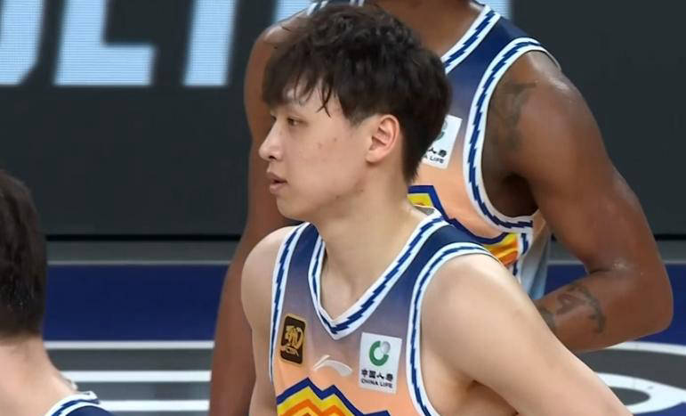 关于精彩比赛中一位新晋球星崭露头角，引人瞩目的信息